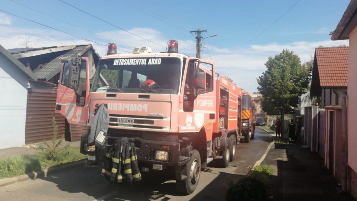 Casă mistuită de flăcări, pe strada Sever Bocu. Trei persoane, dintre care doi copii, au ajuns la spital