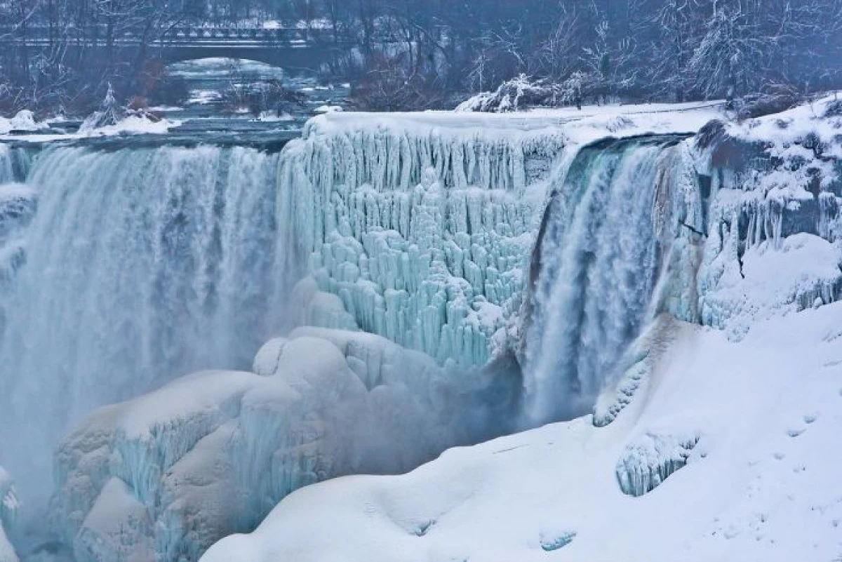 Cascada Niagara a înghețat