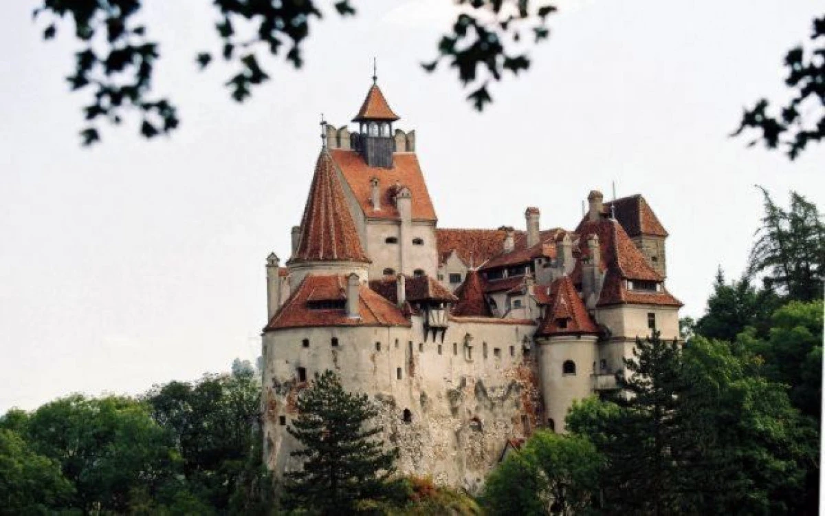 CASTELUL BRAN STINGE LUMINA PE 19 MARTIE
