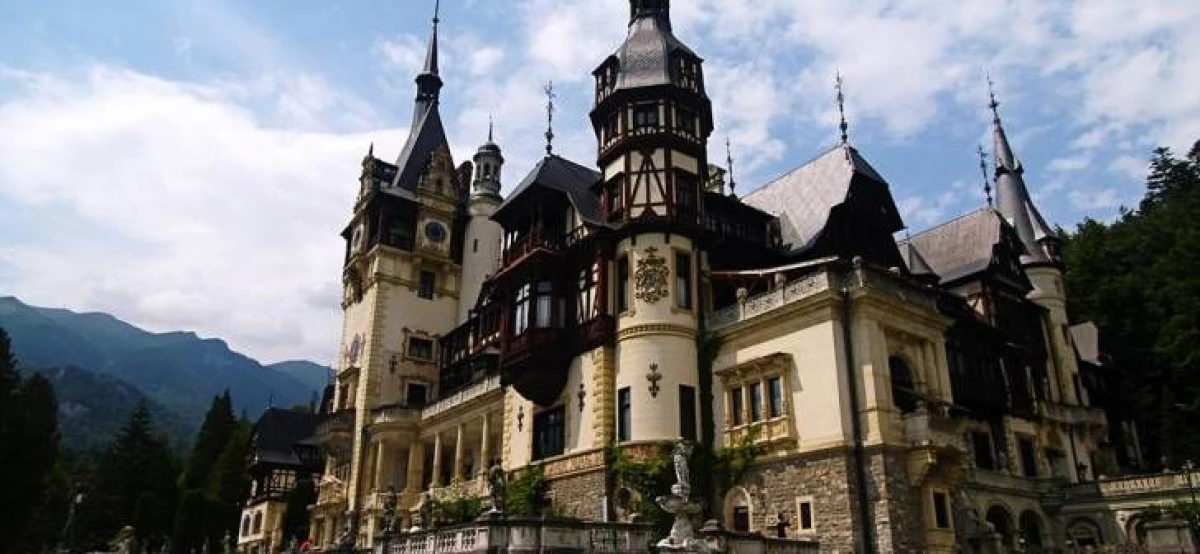 CASTELUL PELEȘ A COBORÂT DRAPELUL ÎN BERNĂ