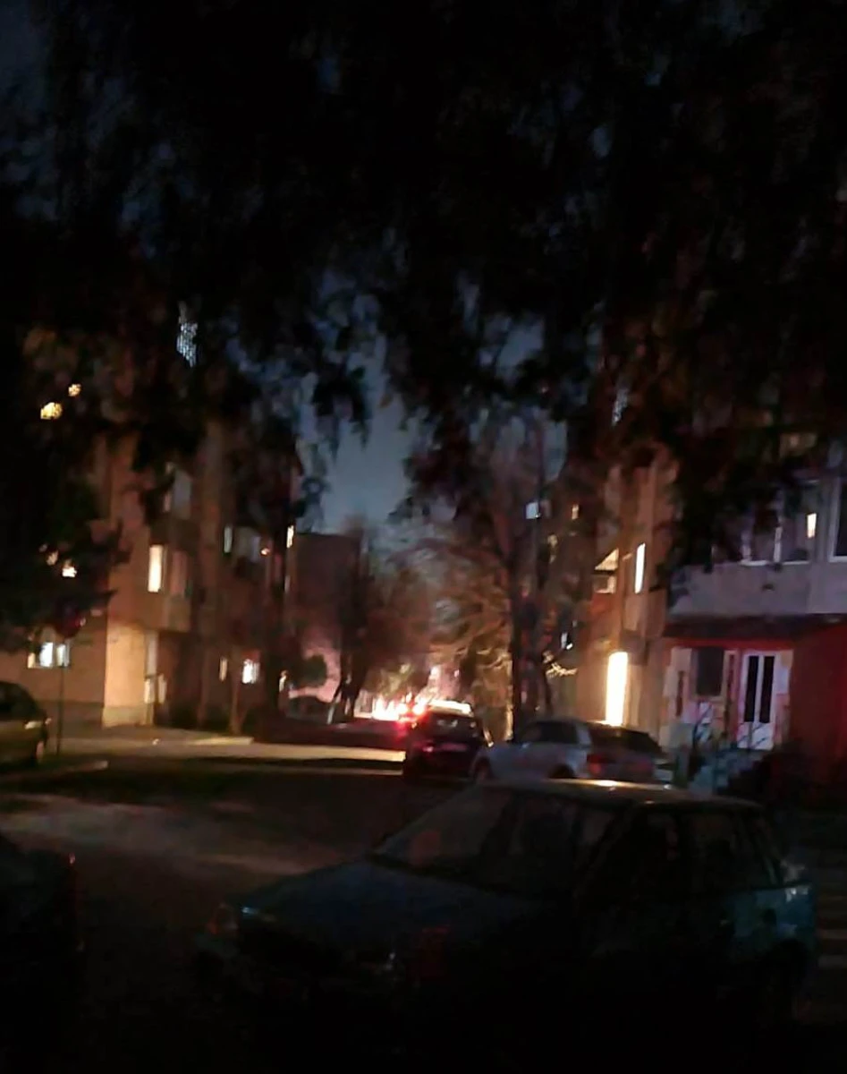 Cât de nesimțiți să fie micălăcenii să le vină întunericul fără ca iluminatul stradal să fie on?