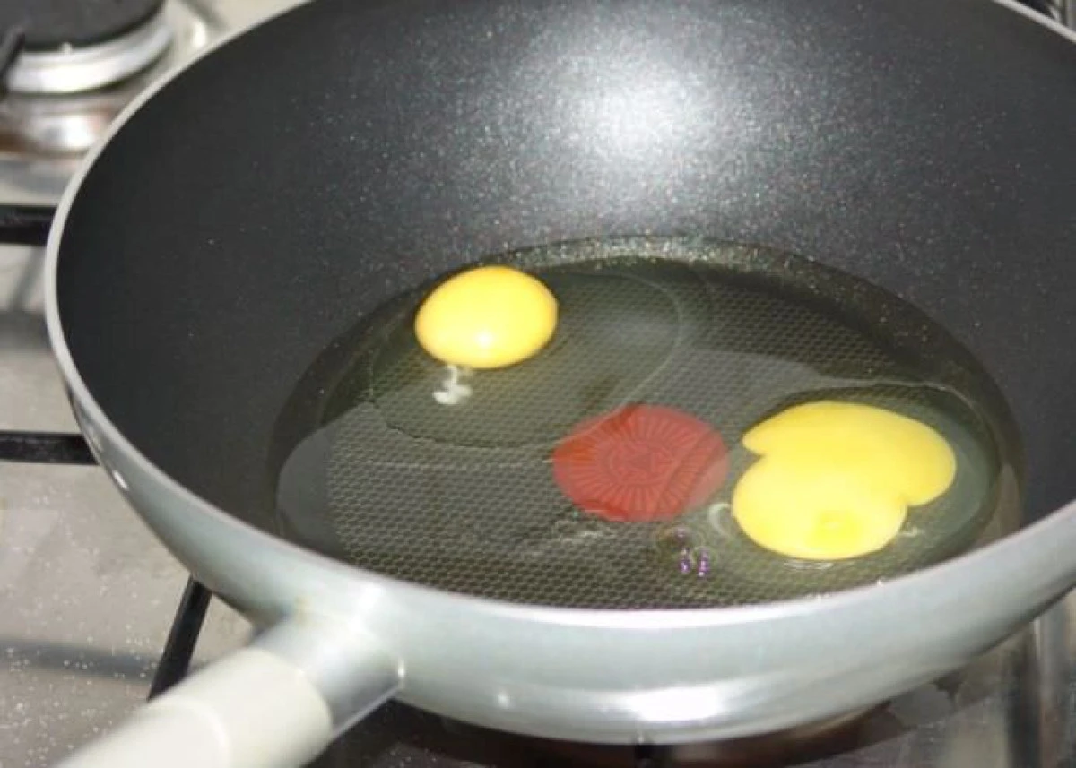 Cât de sănătoase sunt alimentele gătite în tigaia de teflon