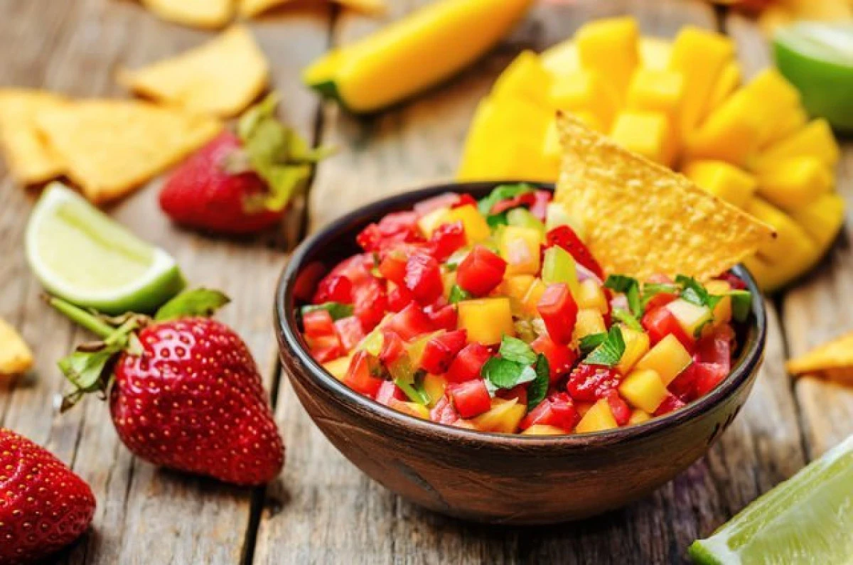 Câteva rețete de salsa din fructe, pentru lunile de vară