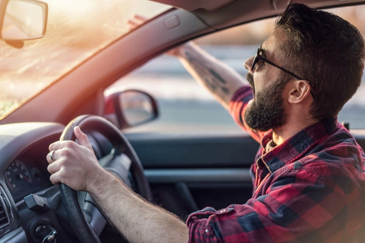 Ce amendă pot primi șoferii care dau flashuri și claxoane în trafic