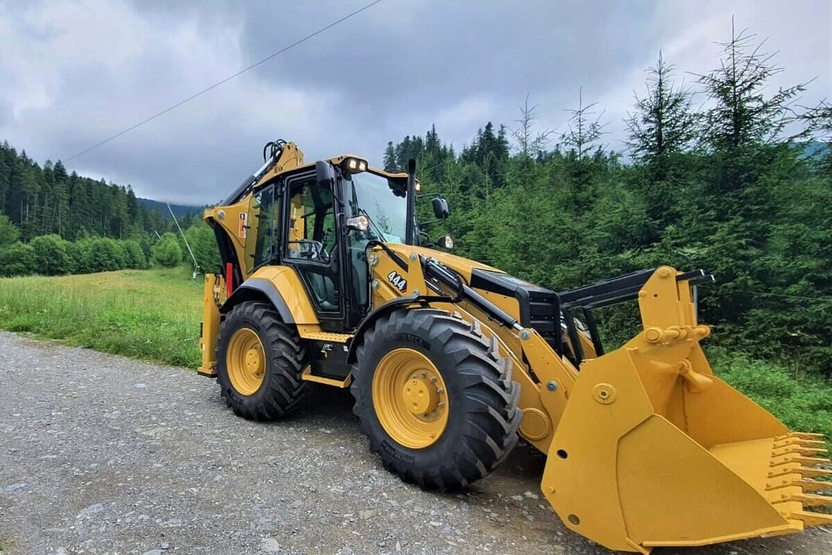 Ce avantaje caută contractorii într-un buldoexcavator folosit zilnic pe șantiere urbane? 