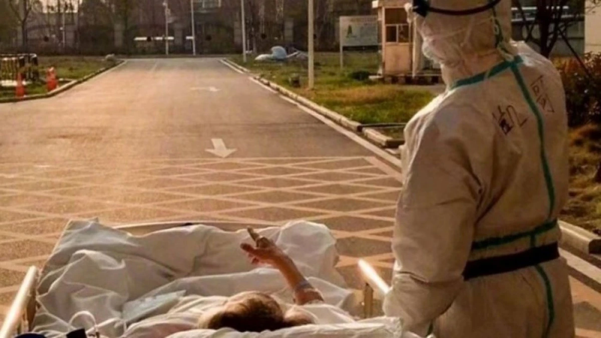 Ce s-a întâmplat cu bătrânul din Wuhan infectat cu coronavirus scos cu tot cu pat să vadă apusul