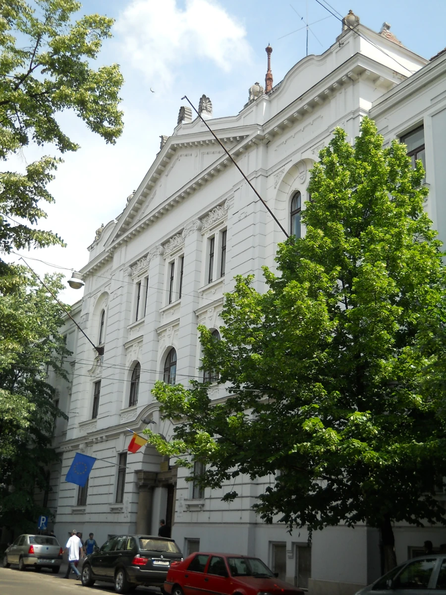 Ce se află dincolo de ușile Bibliotecii Județene? Arad Free Tours propune o vizită altfel