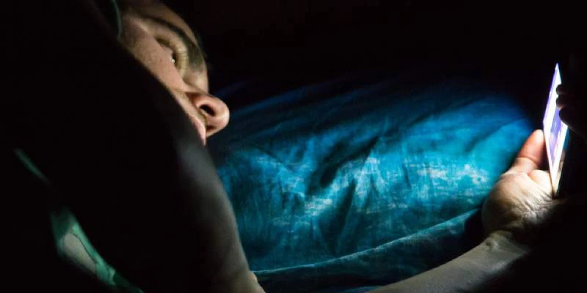 Ce se întâmplă cu creierul unei persoane expuse mult timp la lumina emisă de telefoane