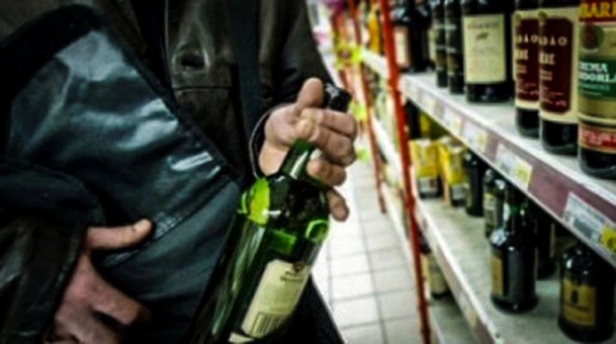 CE SE MAI FURA LA ARAD: STICLE DE WHISKY SI GEACA DE PE MANECHINUL DIN VITRINA