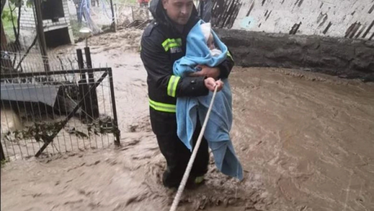 Cea mai ploioasă lună iunie din ultimii 60 de ani. Trei oameni au murit, o fetiță a fost luată de viitură