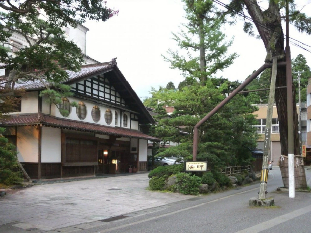 CEA MAI VECHE INTREPRINDERE DE PE GLOB, UN HOTEL JAPONEZ VECHI DE 1400 DE ANI