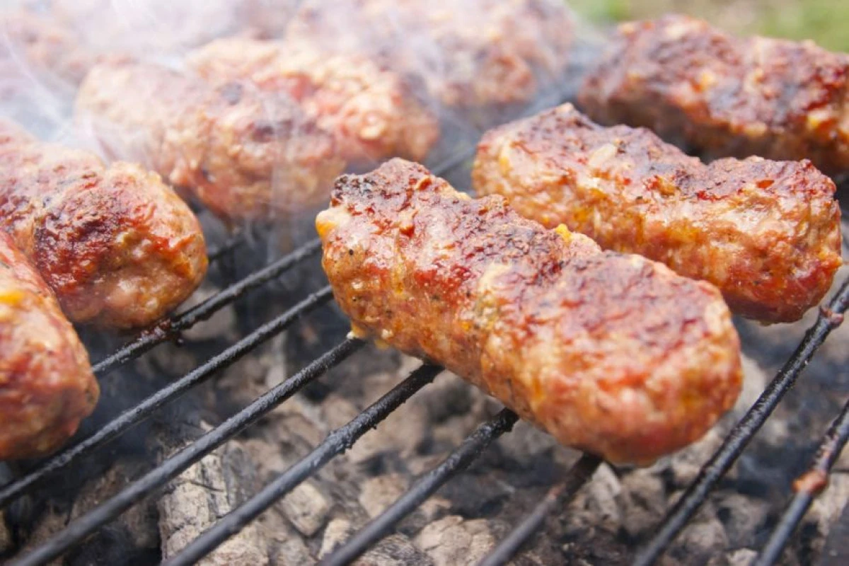Cea mai veche și cea mai bună rețetă de mici. Trebuie s-o încerci!