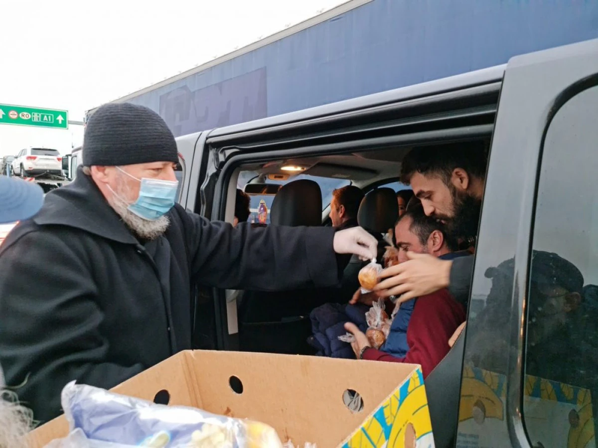 Ceai și pachete cu mâncare pentru cei care așteptau la vama Nădlac, din partea Arhiepiscopiei Aradului