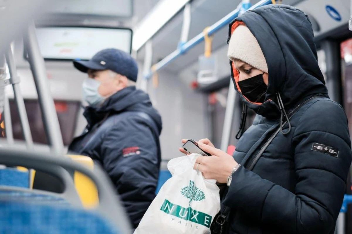 Cei care poartă măști în transportul public din Viena, sancţionaţi cu 150 de euro