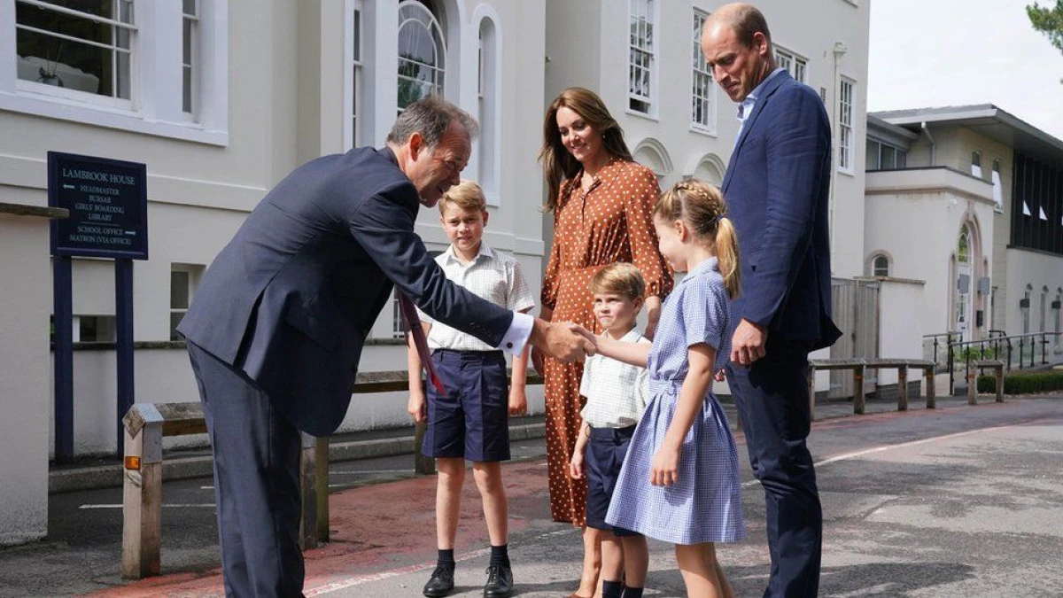 Cei trei copii ai ducelui şi ducesei de Cambridge, în vizită la noua lor şcoală