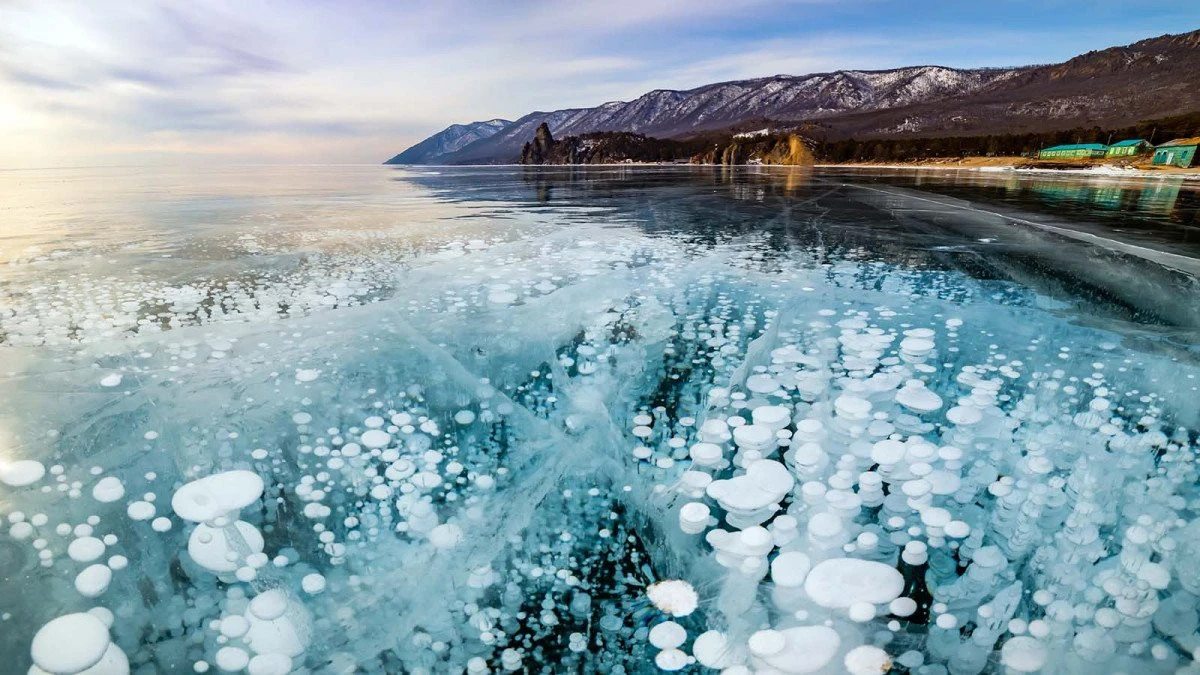 Cel mai adânc lac cu apă dulce din lume a înghețat complet