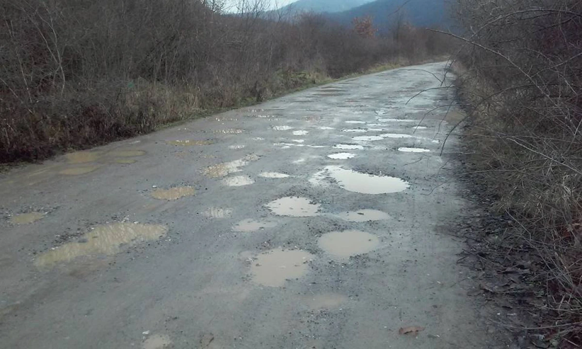 Cel mai prost drum judeţean din Arad. „În campanie, cei de la PNL au promis asfalt”