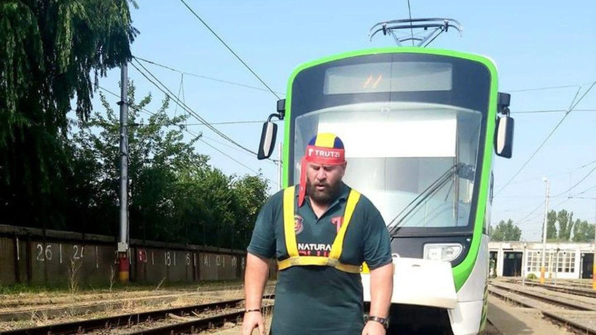 Cel mai puternic român a stabilit un nou record. A tras cu brațele un tramvai Imperio