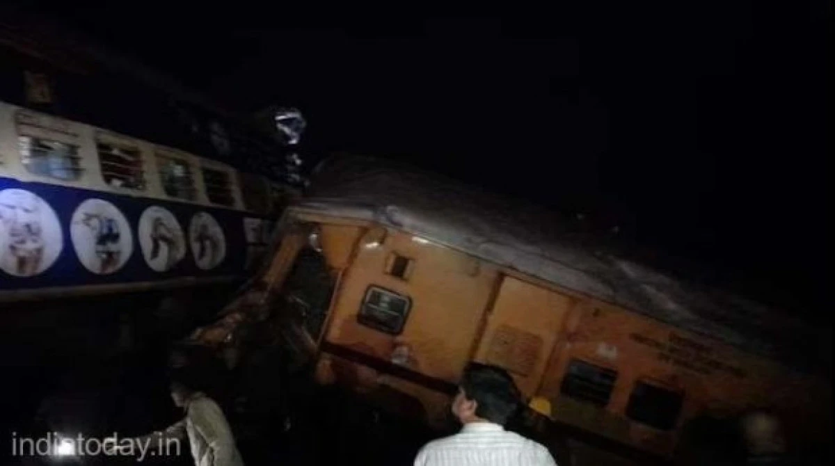 Cel puțin 10 oameni au murit și 25 au fost răniți în India, în urma coliziunii a două trenuri de pasageri