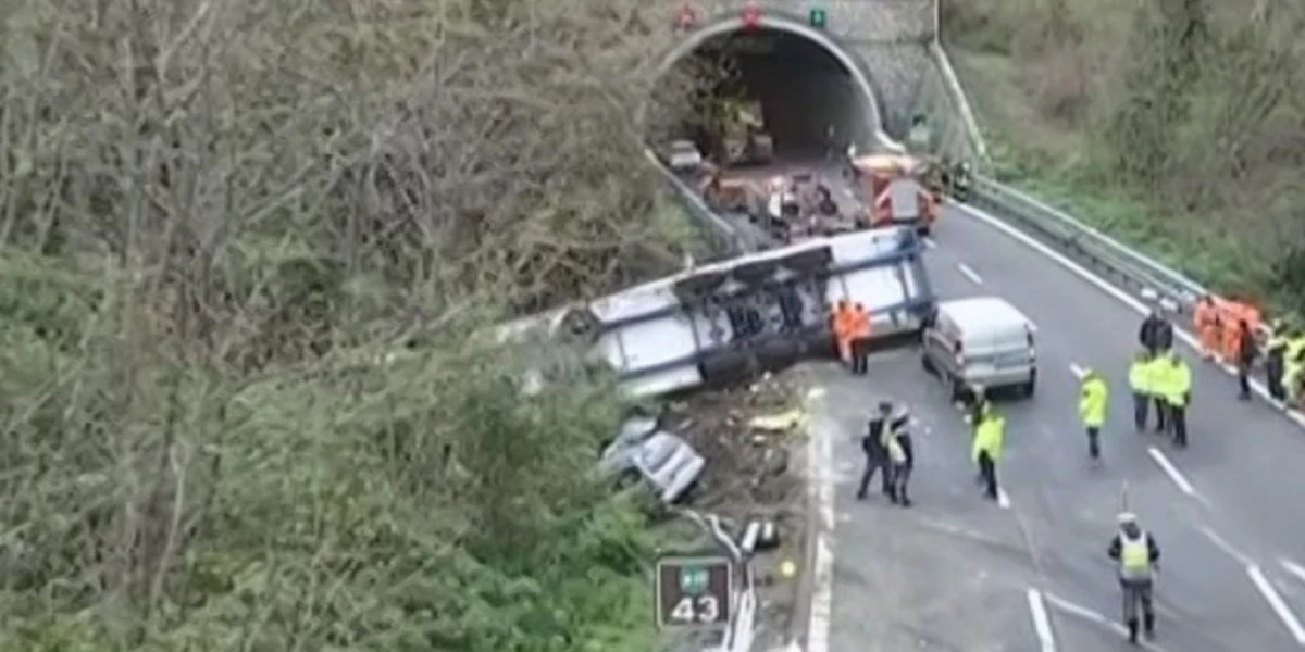 Cel puţin 45 de oameni au murit după ce un autobuz a luat foc pe o autostradă din Bulgaria