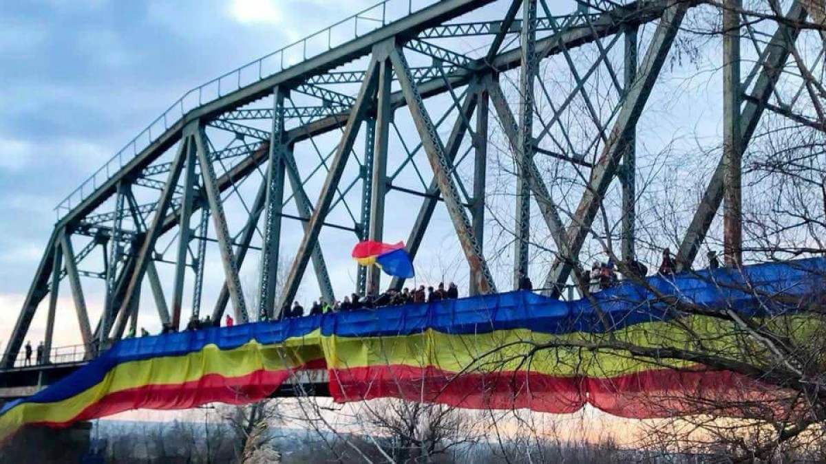 Cele două maluri ale Prutului, unite de tricolorul românesc