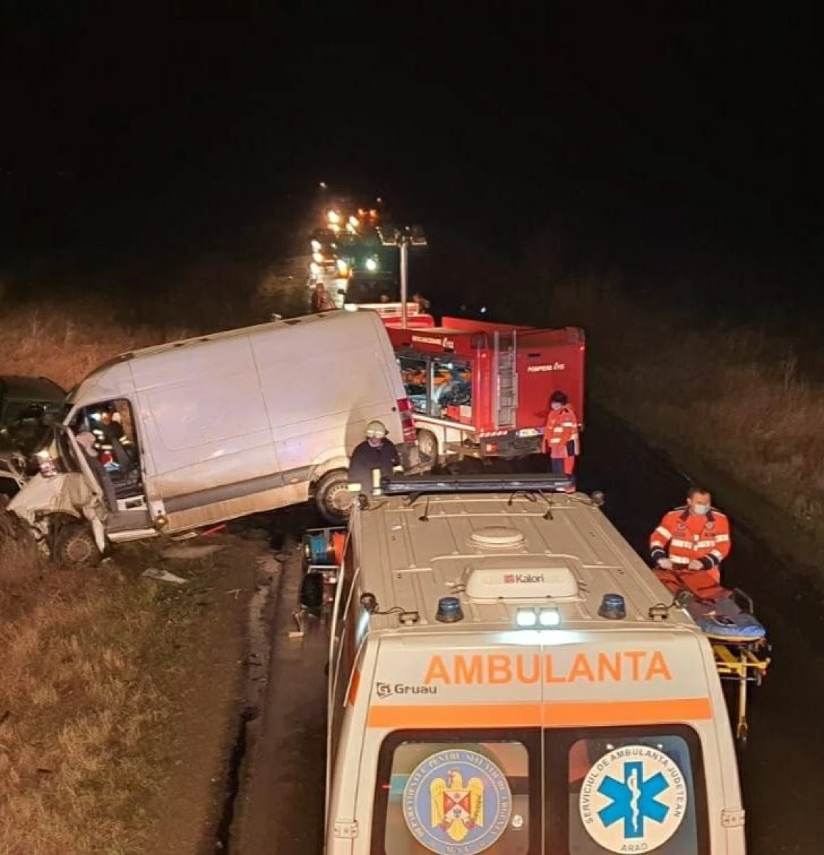 Cele trei victime ale accidentului de aseară au scăpat cu viaţă datorită intervenţiei pompierilor
