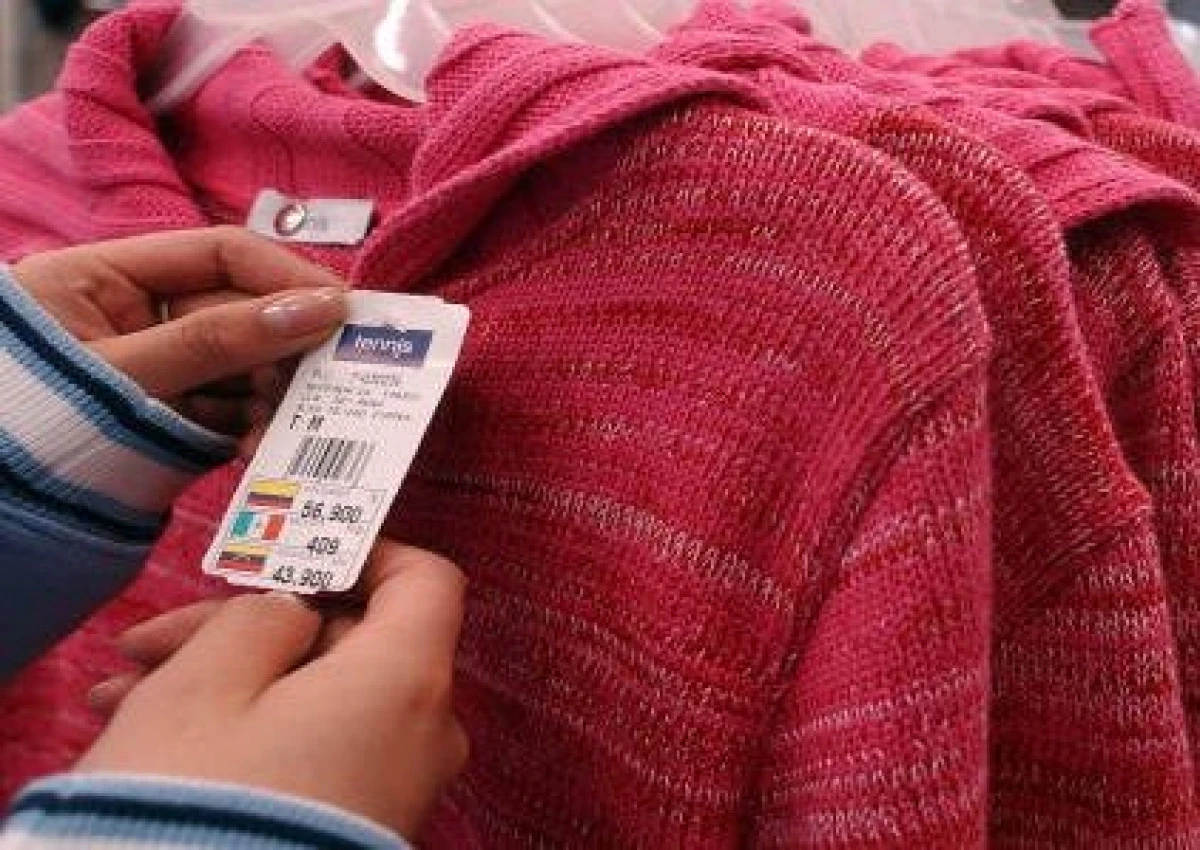 CERCETATA PENAL DUPA CE A FURAT HAINE DINTR-UN MAGAZIN