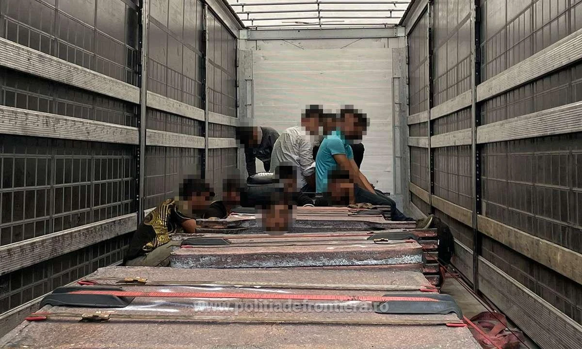 Cetăţeni din Pakistan şi Afganistan, depistați ascunși în două TIR-uri, la Nădlac II