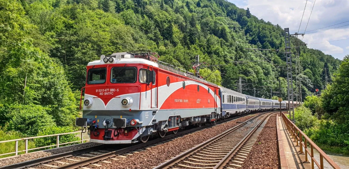 CFR avertizează: căldura poate aduce întârzieri ale trenurilor. Călătorii, sfătuiți să verifice circulația înainte de plecare