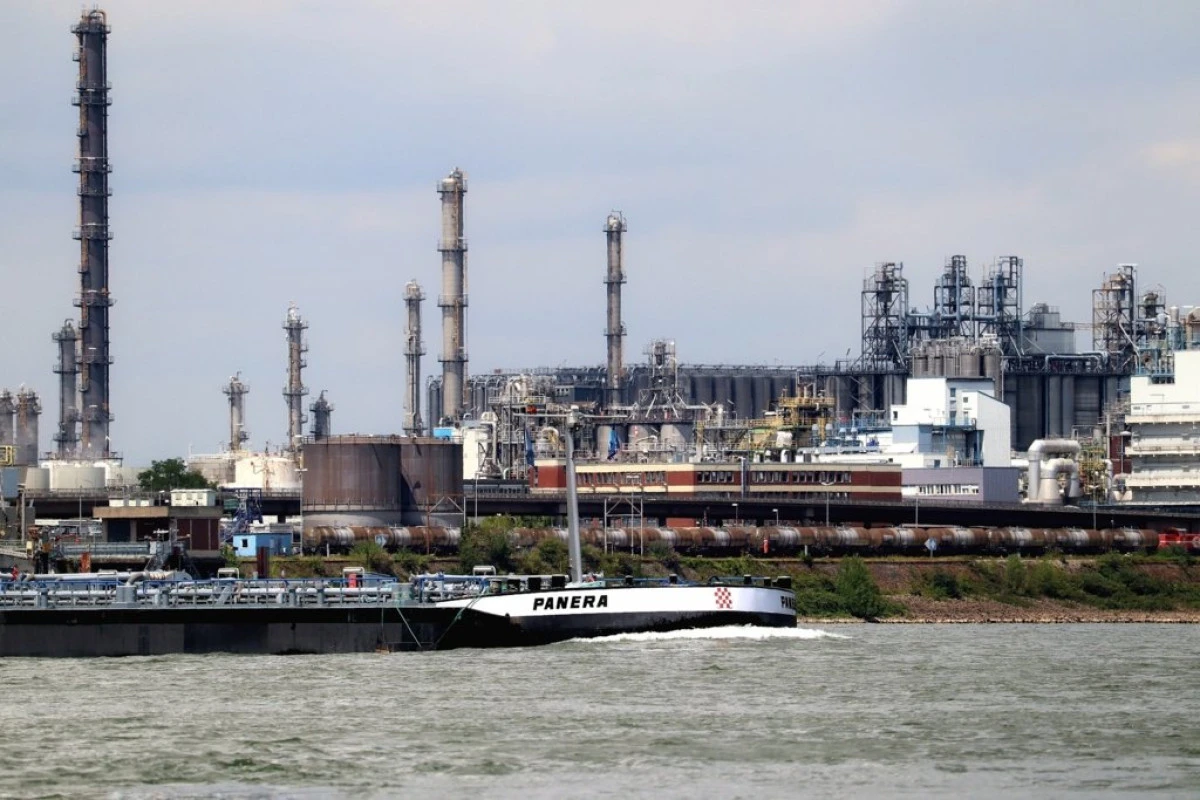 China construieşte mega-rafinării deşi cererea de combustibili scade