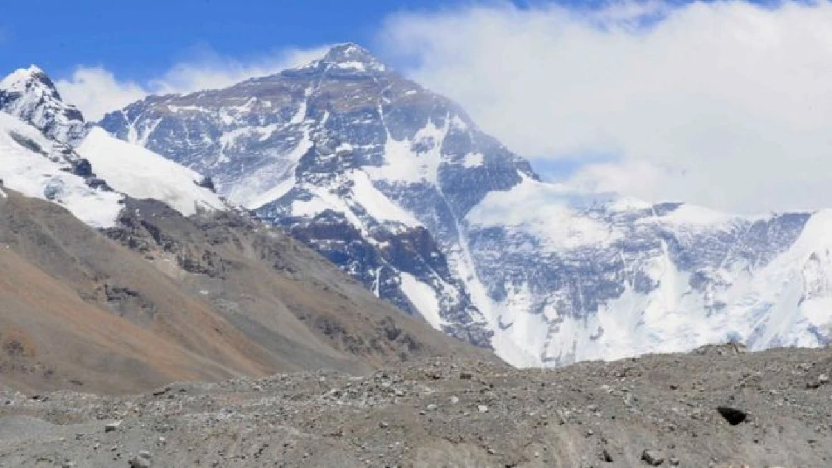 China își închide tabăra de la baza vârfului Everest