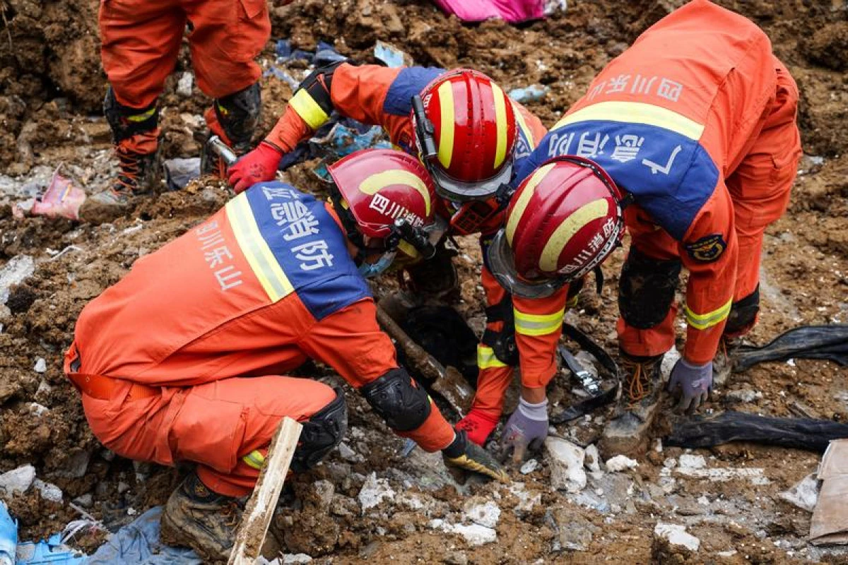 China: Nouă morţi şi două persoane sub dărâmături după prăbuşirea unei săli de sport