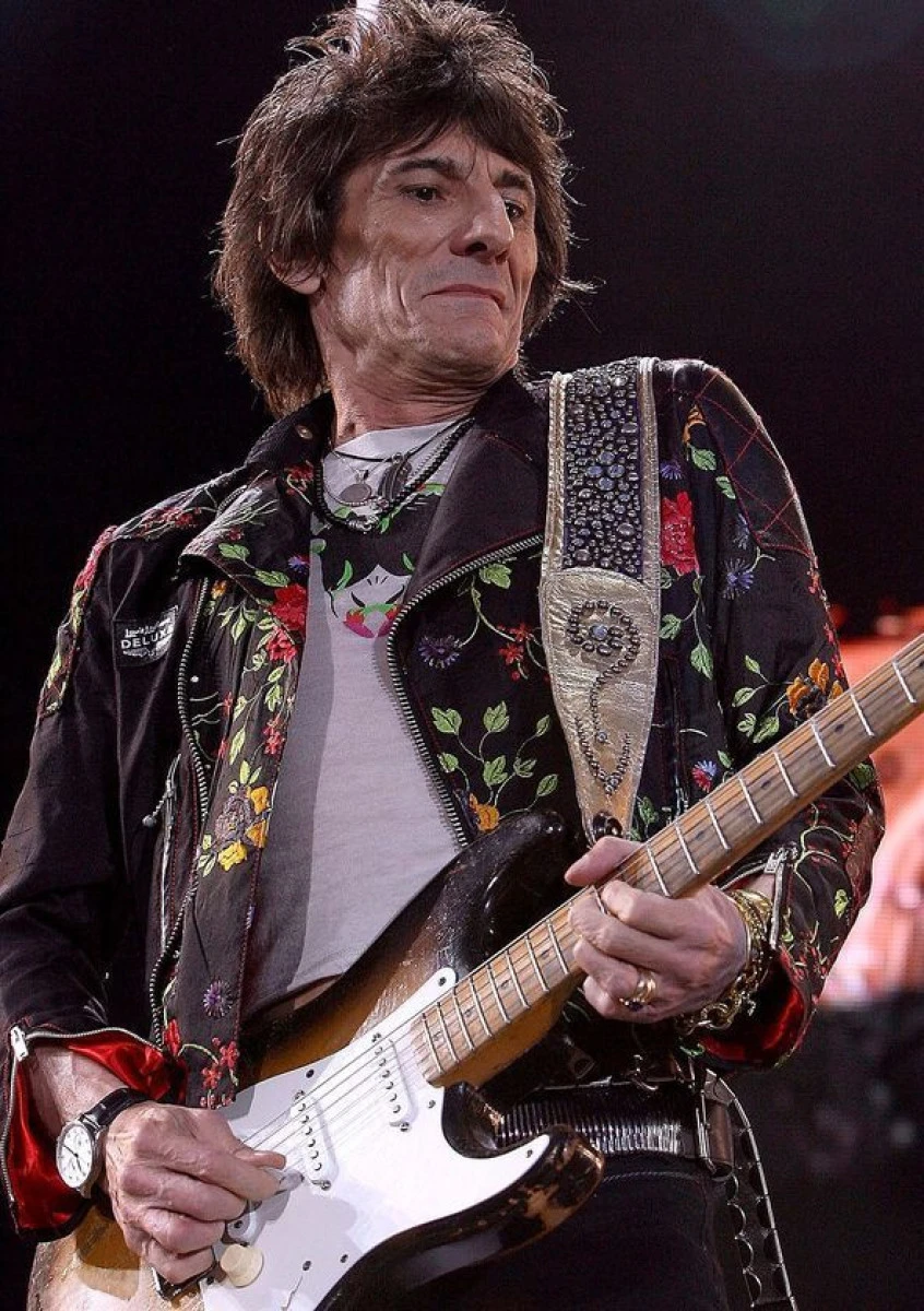 CHITARISTUL RONNIE WOOD, TATĂ LA 68 DE ANI
