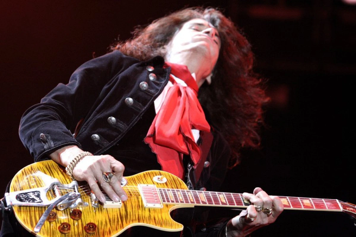 Chitaristul trupei Aerosmith, spitalizat de urgenţă după ce s-a prăbuşit la un concert
