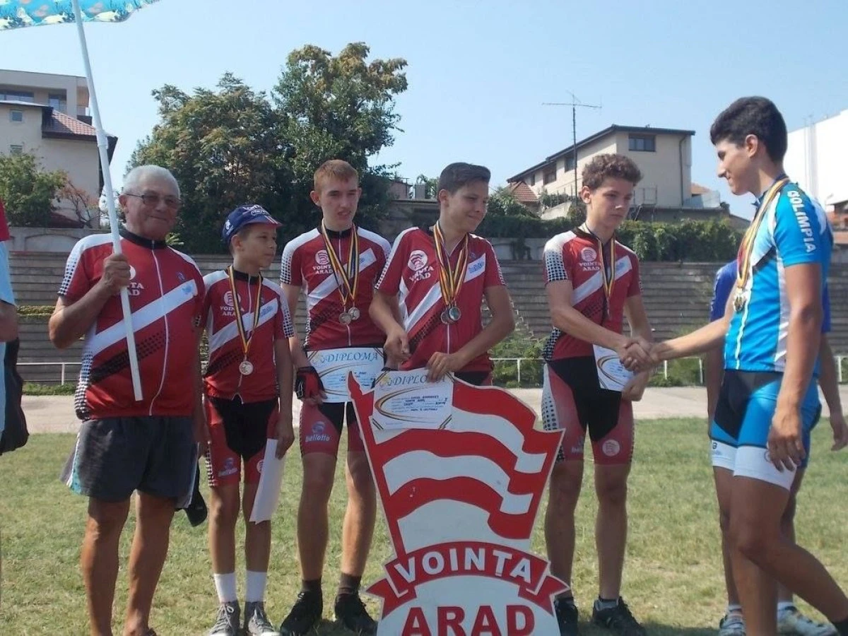 CICLISTII DE LA VOINTA ARAD AU CUCERIT MEDALII NATIONALE PE VELODROM