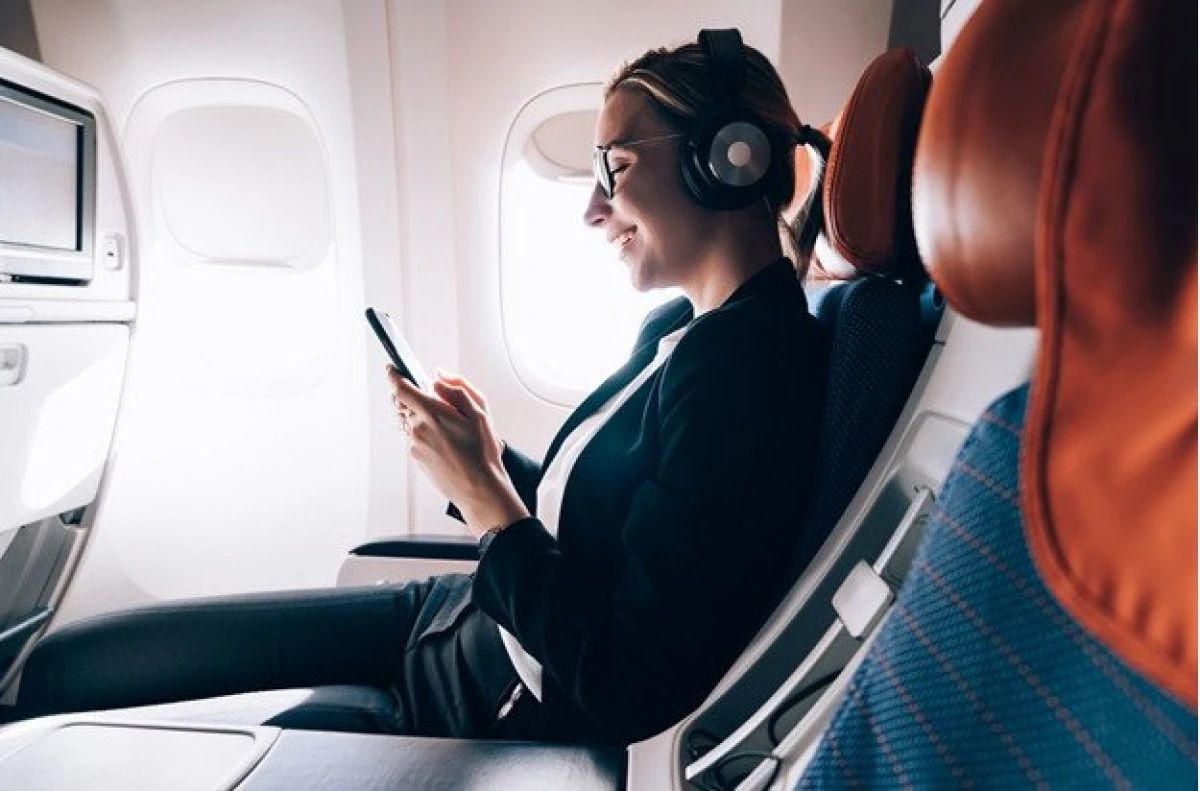 Cinci activități pe care să nu le faci în avion