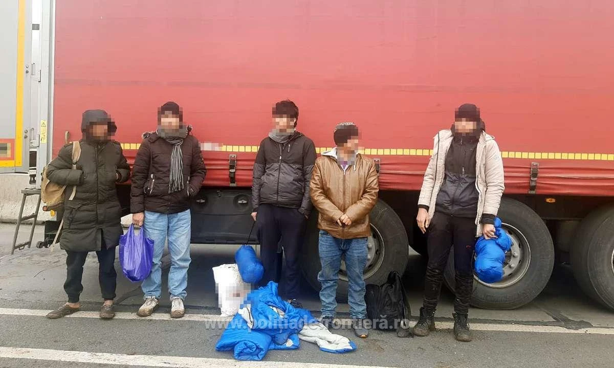 Cinci cetăţeni străini, ascunşi printre role de metal la P.T.F. Nădlac II