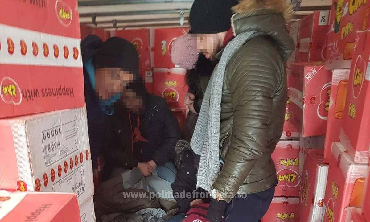 Cinci cetăţeni străini depistaţi ascunşi într-un automarfar, la P.T.F. Nădlac   