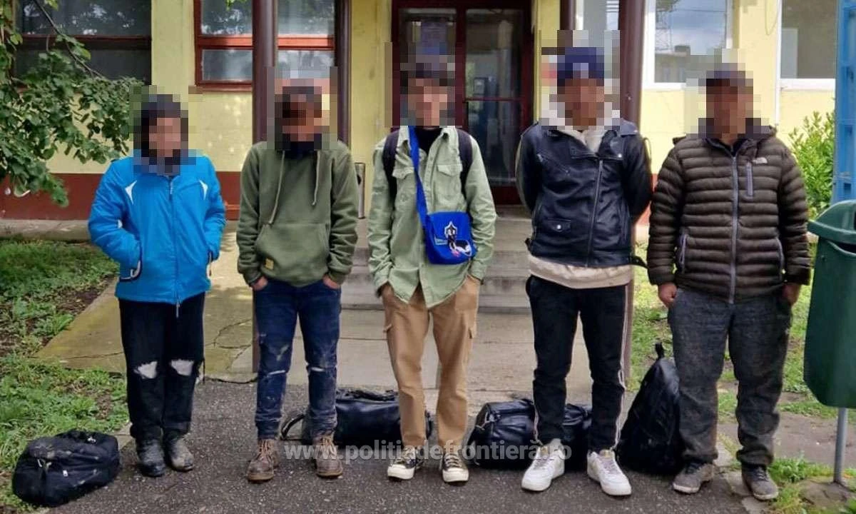 Cinci nepalezi au încercat să treacă frontiera prin Vărșand, ascunși într-un TIR cu pal