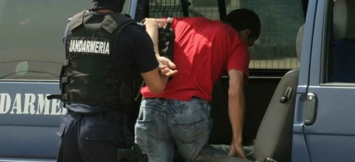 Cinci rromi au tâlhărit un bărbat în centrul Aradului. I-au furat și adidașii din picioare