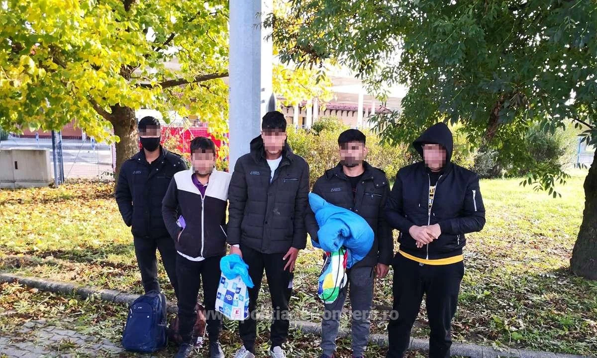 Cinci tineri afgani şi pakistanezi, descoperiți într-un automarfar la P.T.F. Vărşand