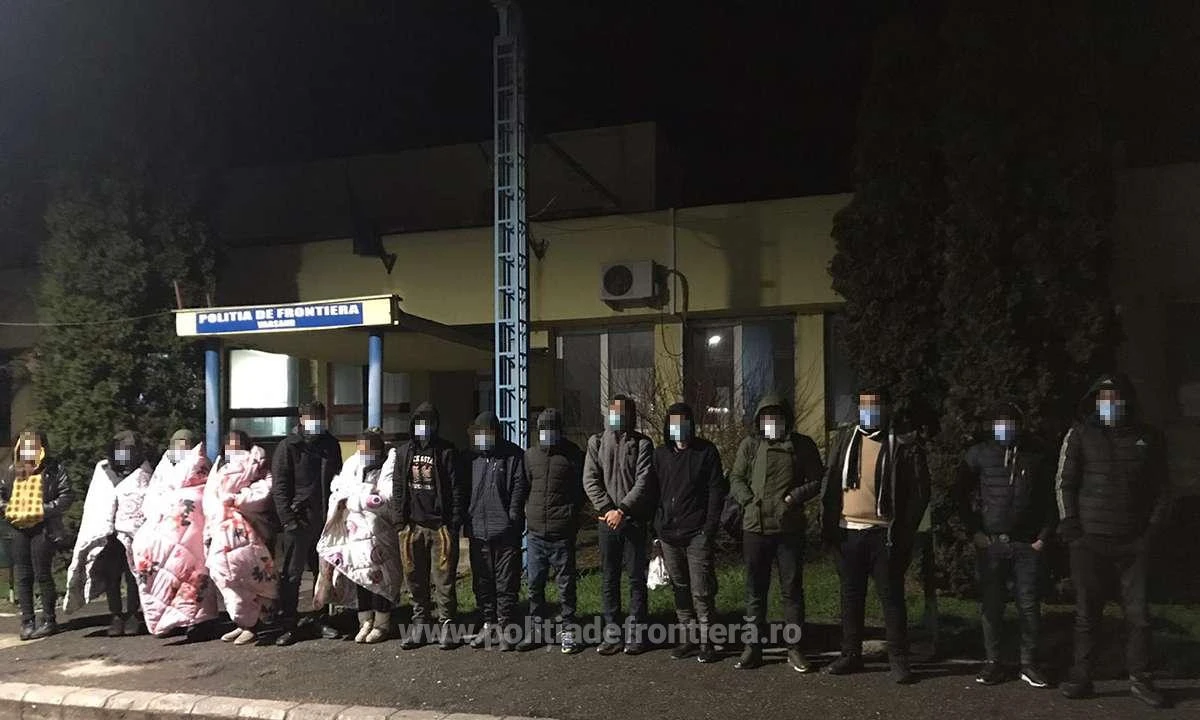 Cincisprezece cetăţeni străini au încercat să treacă ilegal vama Vărșand, ascunşi printre anvelope
