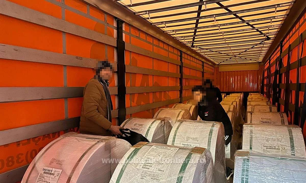 Cincisprezece refugiați au fost găsiți în două TIR-uri, de polițiștii de frontieră de la Nădlac II