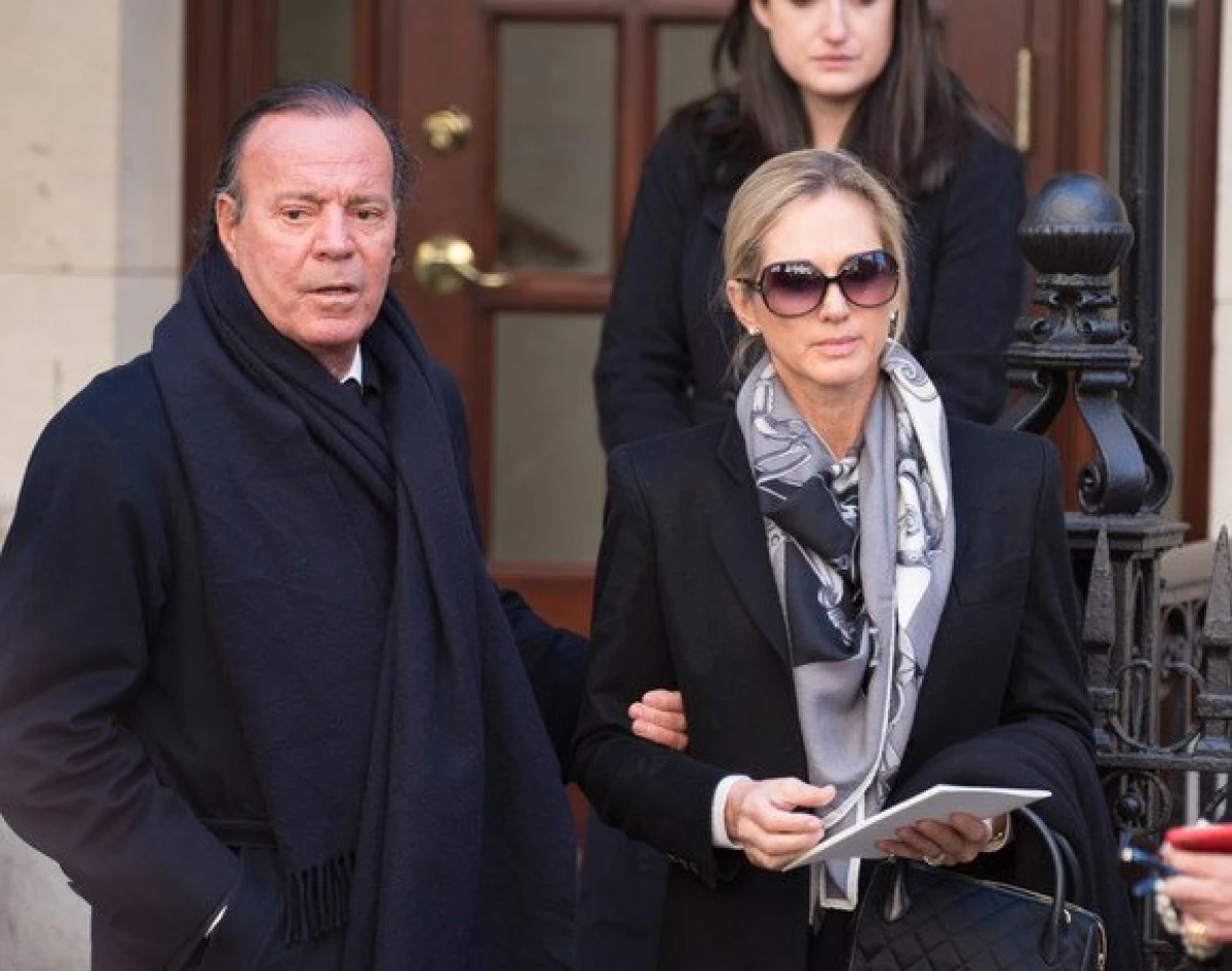 Cine e partenera “secretă” a lui Julio Iglesias, cu care are o relaţie de 30 de ani