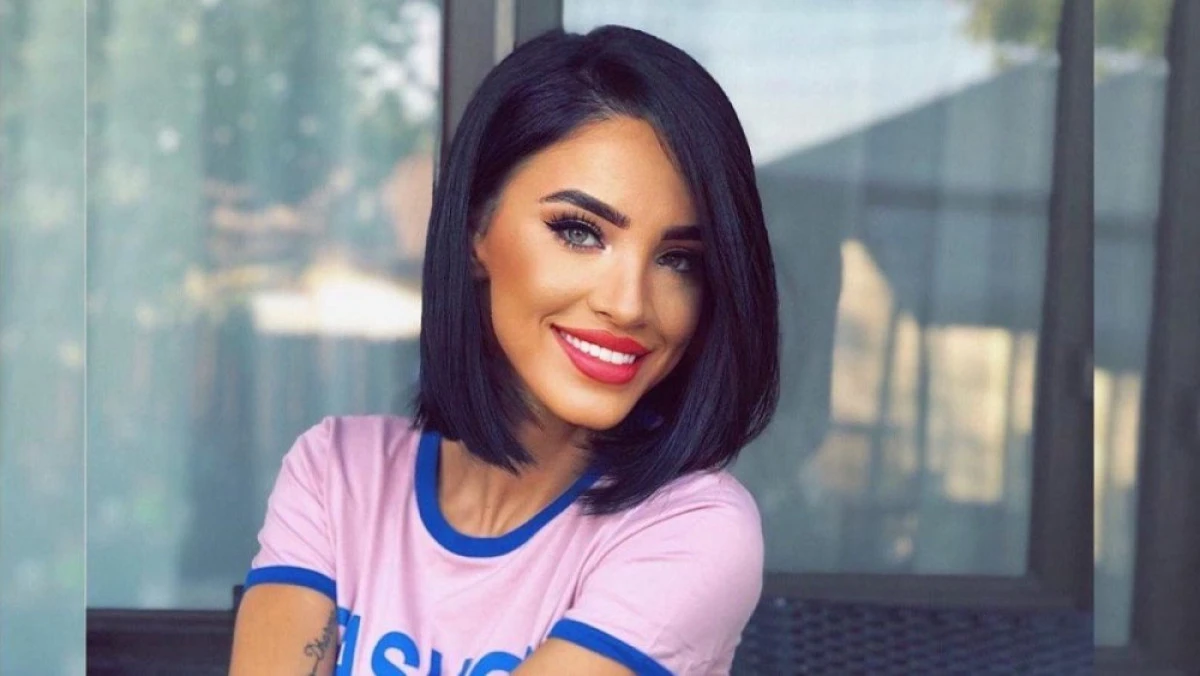 Cine o ajută pe Adelina Pestrițu să își vopsească părul