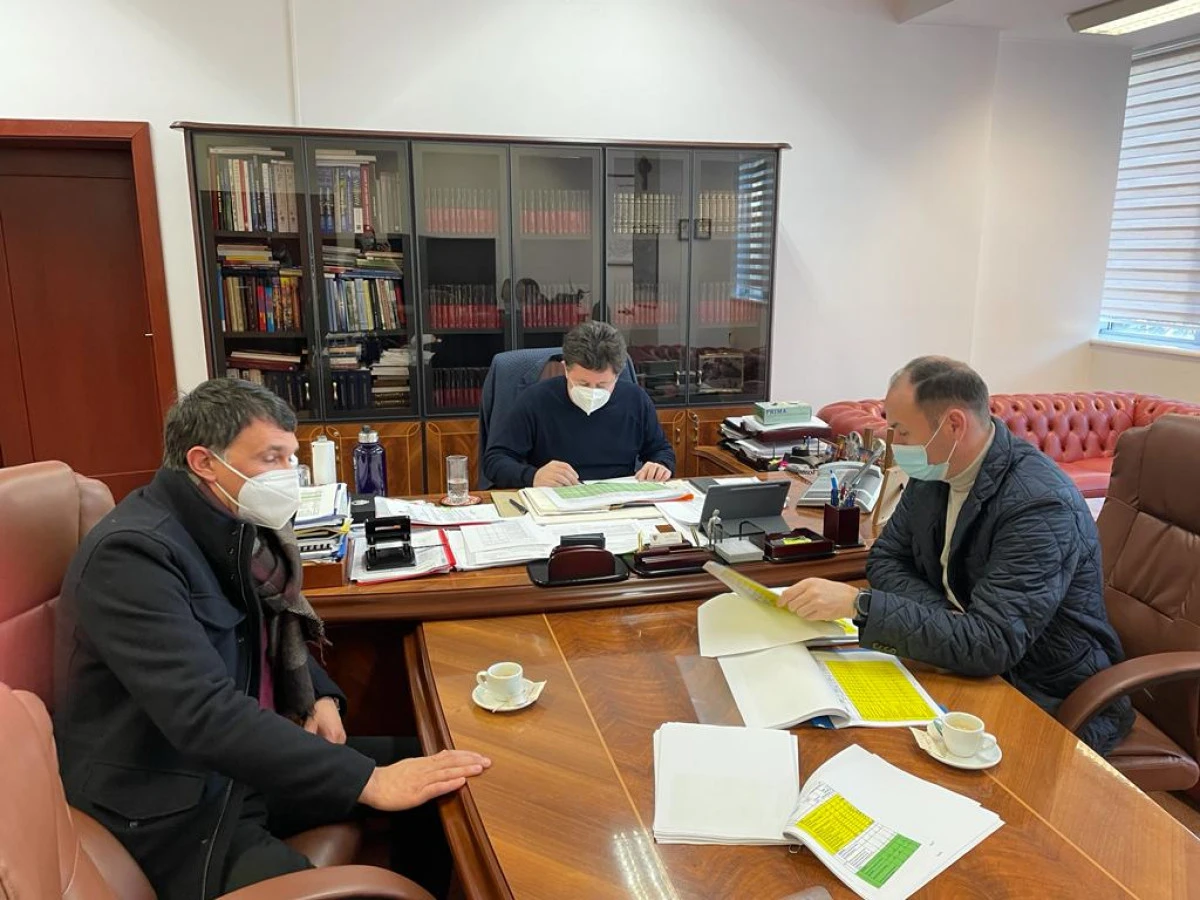 Cionca discută despre „dezvoltarea“ comunei Craiva cu doi consilieri necunoscuți, însă peneliști