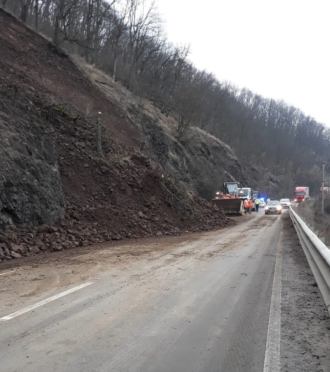 Circulația este în continuare îngreunată pe DN7, între Toc și Săvârșin, din cauza unei alunecări de teren