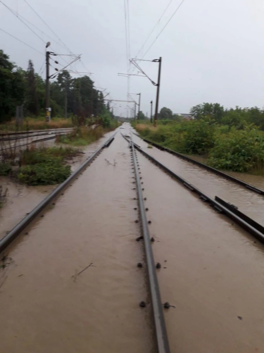 Circulaţia feroviară este oprită pe calea ferată 317 Brad - Hălmagiu, din cauza inundaţiilor