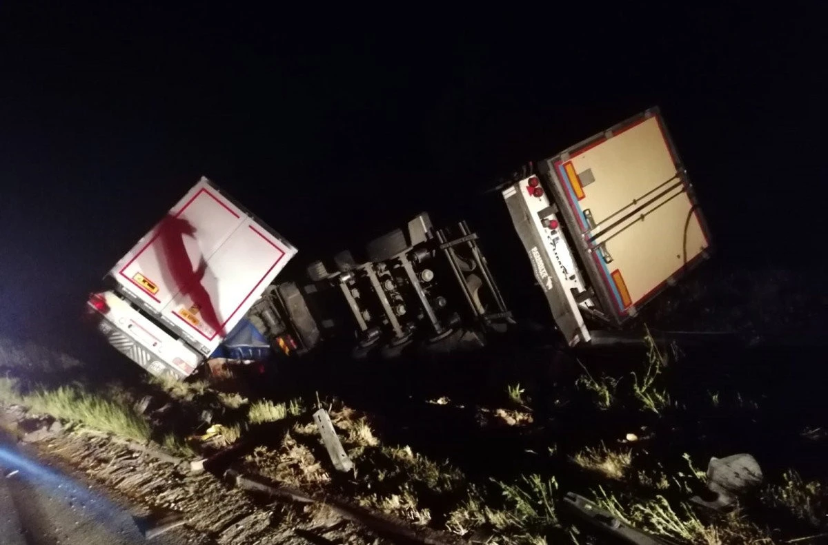 Circulație închisă pe autostrada Arad-Deva, pentru ridicarea a două camioane răsturnate
