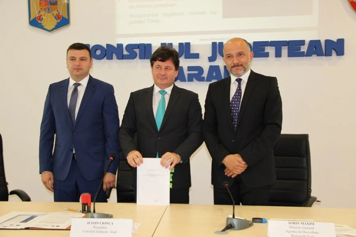 CJ Arad a semnat două contracte de finanțare pentru modernizarea unor drumuri județene